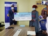 M. Diakarya OUATTARA, Directeur Général de Coris Bank International SA a procédé à la remise symbolique du chèque à Mme Sika KABORE, Présidente de la Fondation KIMI.