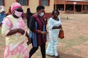 Activités Rémunératrices des Femmes:  Dr. Ravigsida Dorcas TIENDREBEOGO, Directrice Générale du FAARF s&#039;entretient avec les femmes des groupements de Bagré