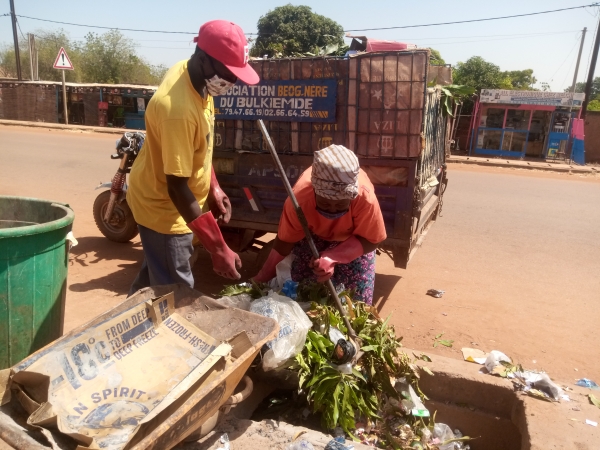 Assainissement- Les femmes de l’Association Beog-Néré du Boulkiémdé font de la vidange de poubelle leur gagne-pain quotidien