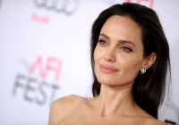 Angelina Jolie moquée à l’adolescence : « Je ne correspondais pas aux standards de l&#039;époque »