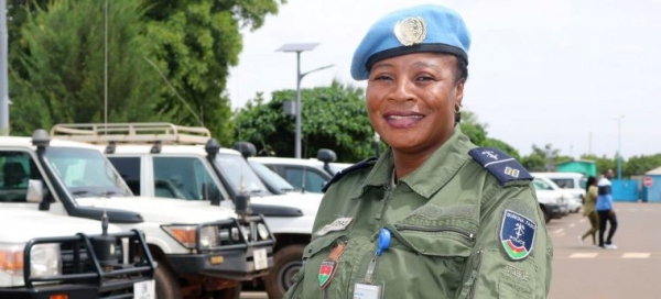 L&#039;adjudant-chef Alizeta Kabore Kinda du Burkina Faso, actuellement en service dans la Mission multidimensionnelle intégrée de stabilisation des Nations Unies au Mali (MINUSMA), reçoit aujourd’hui le prix de la femme policière de l&#039;année 2022 des Nati