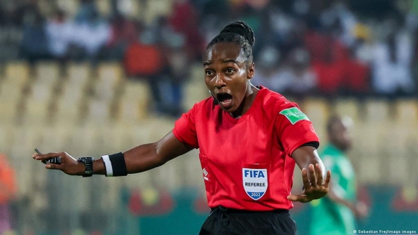 SPORT : Salima Mukansanga , première femme africaine à arbitrer au Mondial de football