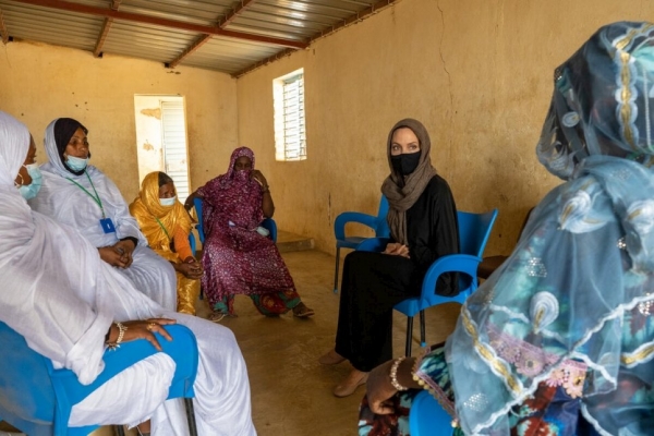 Angelina Jolie célèbre la Journée mondiale du réfugié avec des réfugiés au Burkina Faso