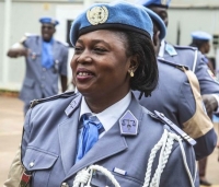 Une femme agent pénitentiaire du Burkina Faso déployée au sein de la MINUSCA est récompensée pour son rôle de pionnière