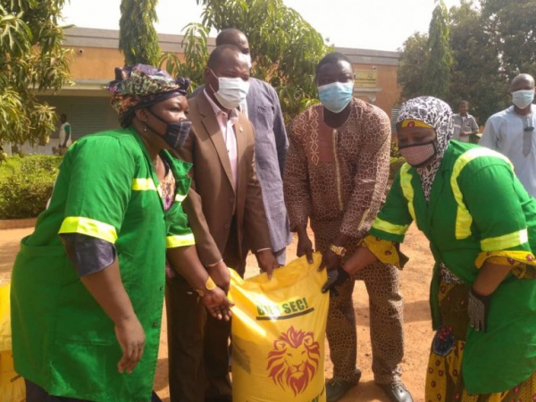 COVID-19 au Burkina Faso  : La mairie centrale donne 10 tonnes de riz aux femmes de la Brigade verte